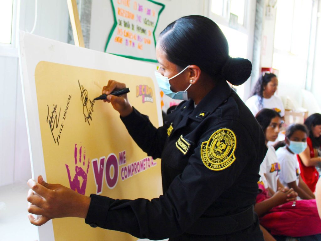 Mujeres Empoderamiento Inclusion Social Ayuda Social Niñas Adolescentes Decido Sin Roche CARE Perú